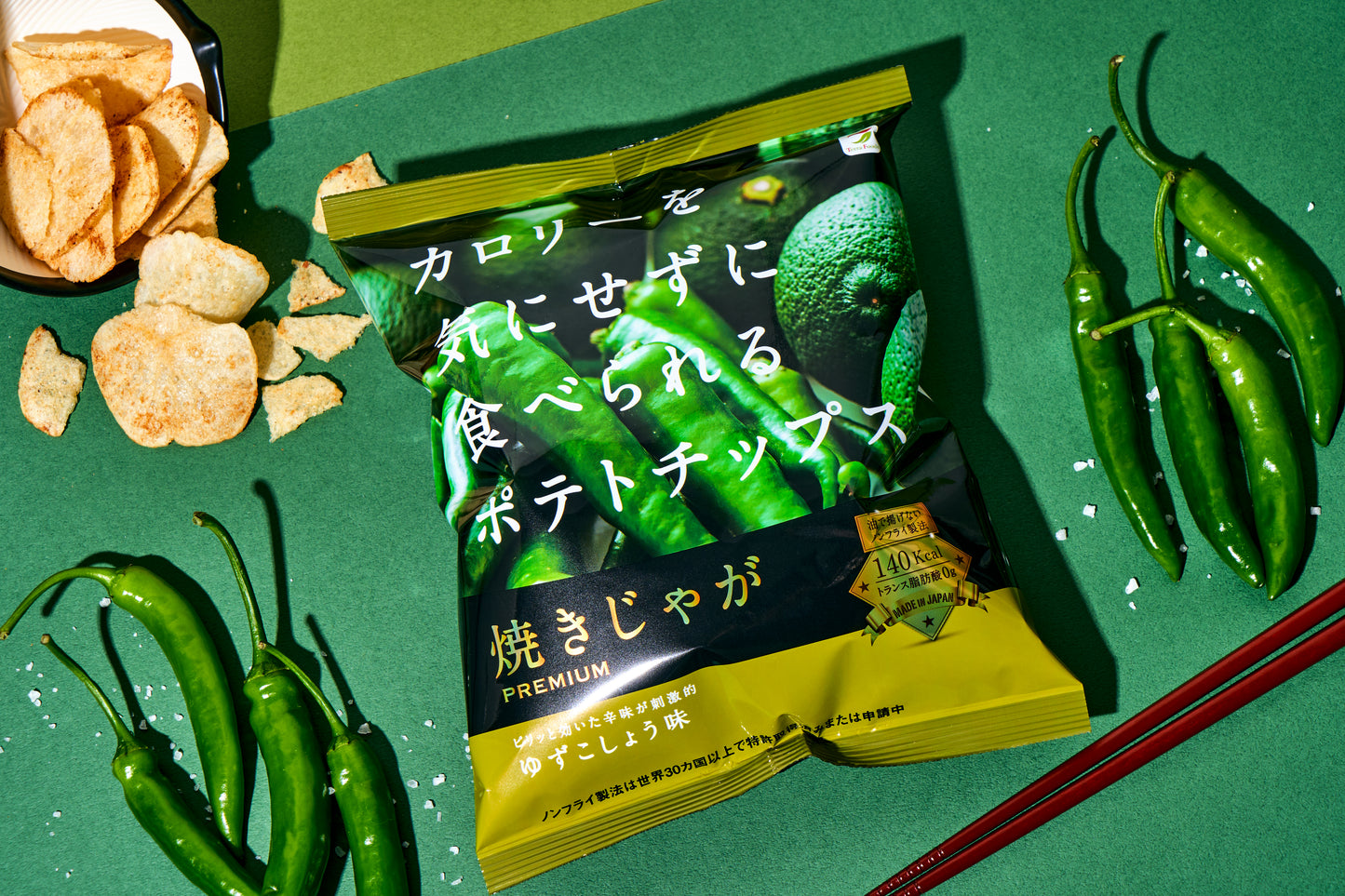 カロリーを気にせずに食べられるポテトチップス 焼きじゃが PREMIUM ゆずこしょう味 12袋入り