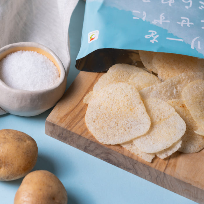 カロリーを気にせずに食べられるポテトチップス 焼きじゃが PREMIUM うすしお味 12袋入り